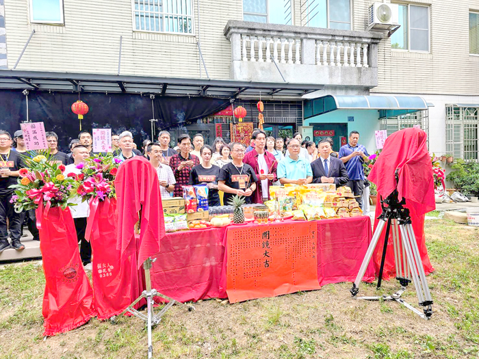《大錢入港》開鏡儀式昨登場，導演及演員焚香祝禱，祈求拍攝順利。（許峻魁攝）