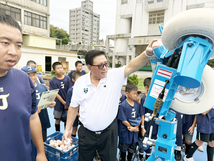 議員蔡水游關心中正棒球隊訓練與使用設備練習情形。
（中正國小提供）