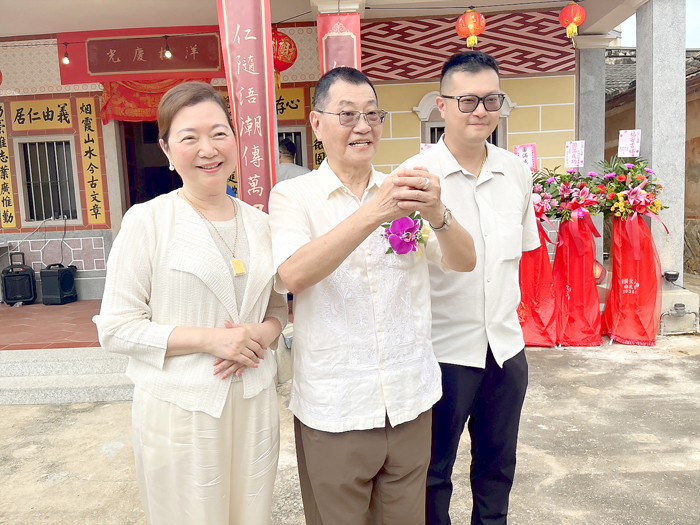 沈慶光（中）夫婦感謝金門鄉親的協助與支持，讓他們能與仁佳樓結緣，成為「新金門人」。（高凡淳攝）