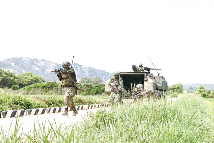 CM21甲車執行掃蕩任務。（金防部提供）