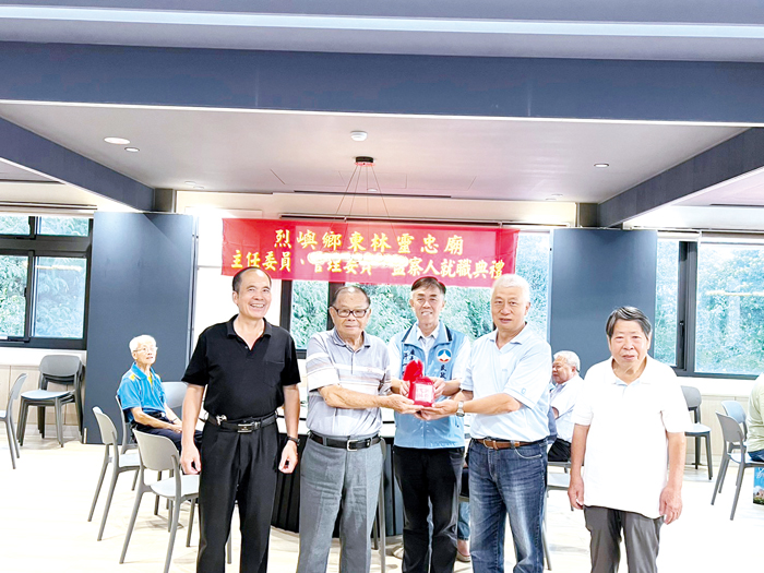 烈嶼鄉「東林靈忠廟」管理委員會由林長遠（右二）接下新任主任委員。（靈忠廟管委會提供）