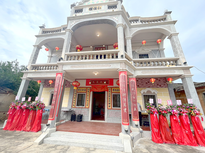 隨著仁佳樓重新點燈，點亮了這棟老洋樓，也點亮安岐這個村莊。（高凡淳攝）