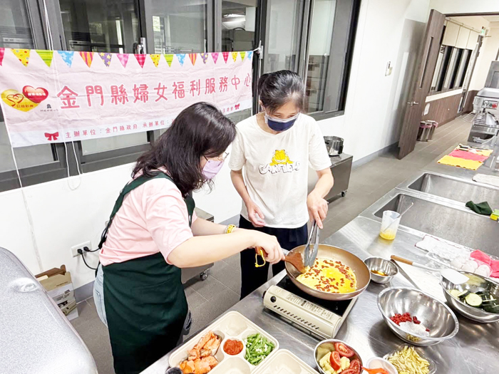婦女福利服務中心辦理「產後同行2.0－婦女產後生活指南」課程，安排多項實作活動，讓參與者從「聽懂」進一步做到「會做」。
（金門縣婦女福利服務中心提供）
