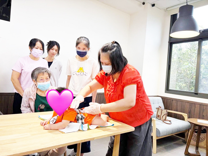 婦女福利服務中心辦理「產後同行2.0－婦女產後生活指南」課程，安排多項實作活動，讓參與者從「聽懂」進一步做到「會做」。
（金門縣婦女福利服務中心提供）