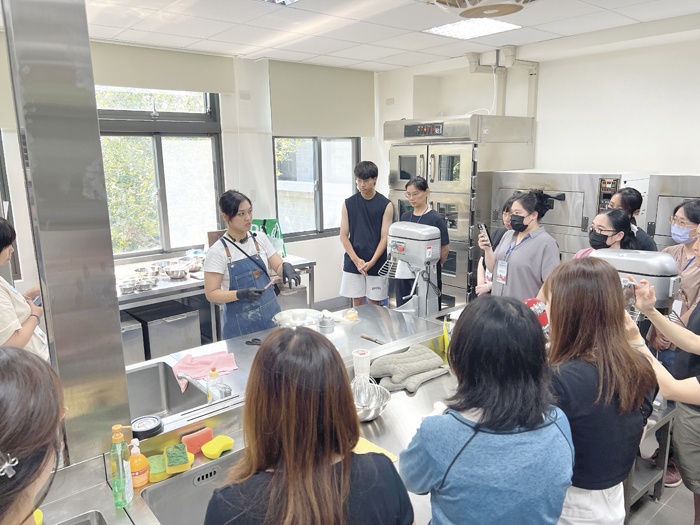 講師翁睿漪細心指導學員製作戚風蛋糕。（林秉志攝）