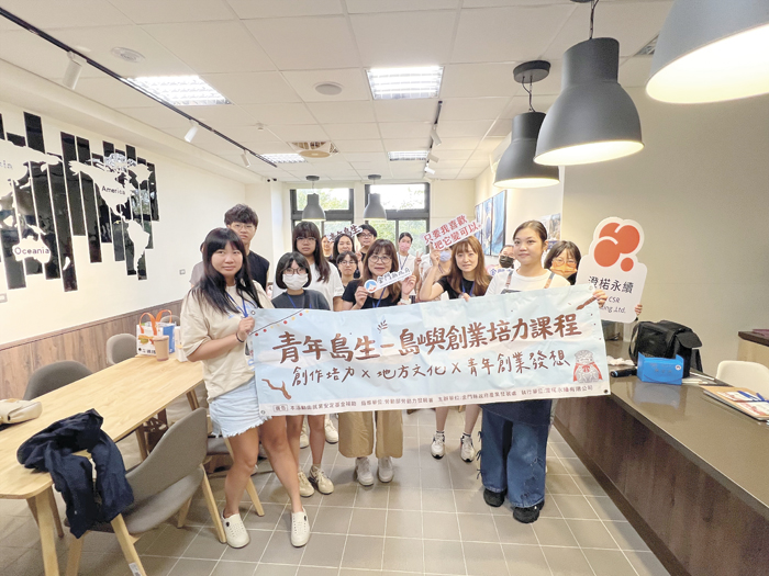學員們成功製作出戚風蛋糕，手持成品開心合影留念。（林秉志攝）