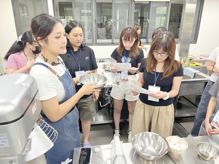 學員聚精會神聆聽並對照手中講義。（林秉志攝）