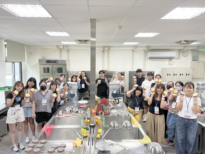 「島嶼飲食創作」課程中，講師與學員們一同開心合影。（林秉志攝）
