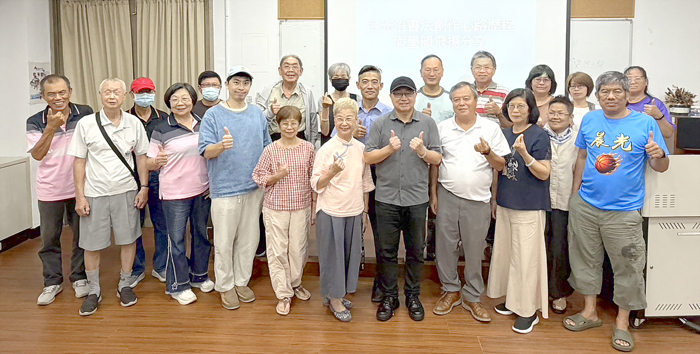 呂光浯（前右四）分享書法創作心路歷程。（蔡麗玉攝）