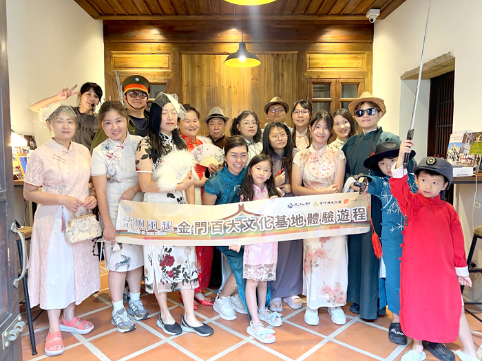 身著旗袍於甄洋樓合影，透過換裝穿越回到落番年代。（林秉志攝）