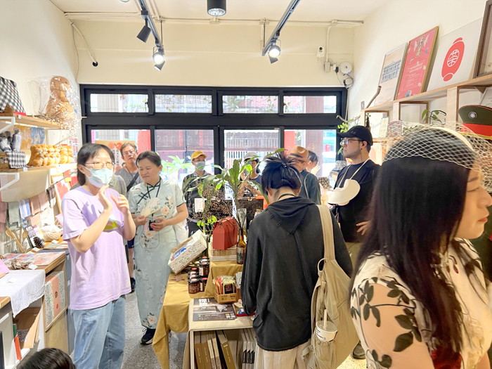 結合在地特色的「村復號」商店，了解地方創生的運作。（林秉志攝）