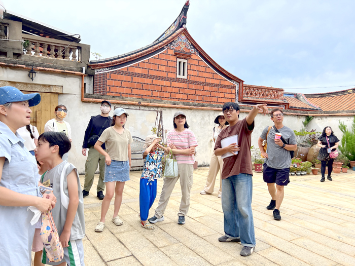 跟隨「忽悠旅社」張哲叡的腳步認識盤山聚落。（林秉志攝）
