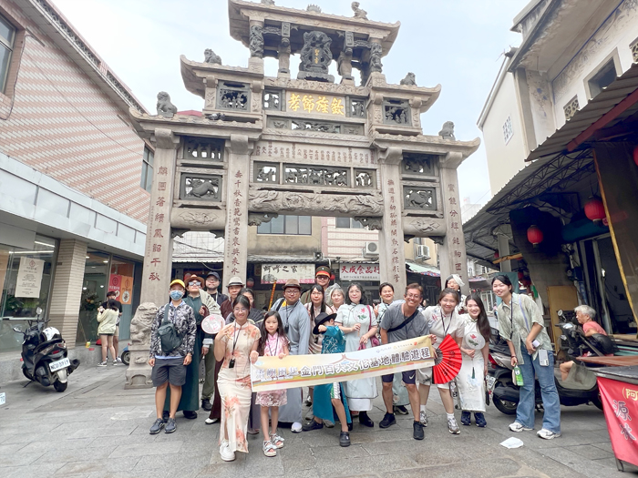 小旅行走入後浦街區，換裝後成吸睛焦點。（林秉志攝）