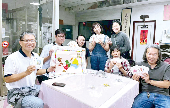金大社工系師生研發金門首套專為失智長者設計的在地文化認知桌遊。（金大提供）