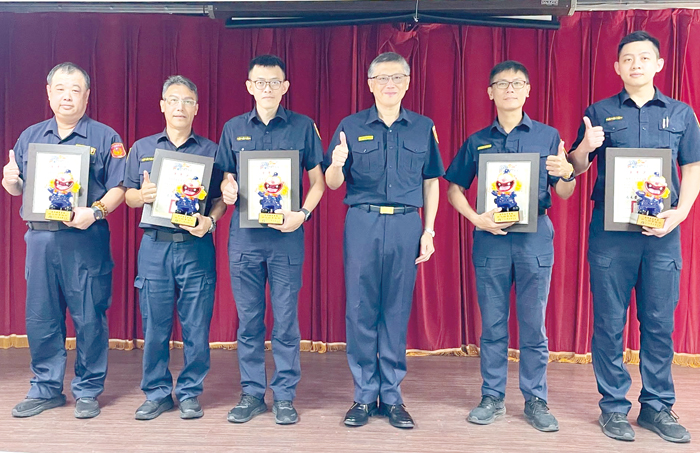 金門縣警察局局長黃壬聰公開表揚5名員警好人好事楷模。（翻攝自金門縣警局粉絲專頁）
