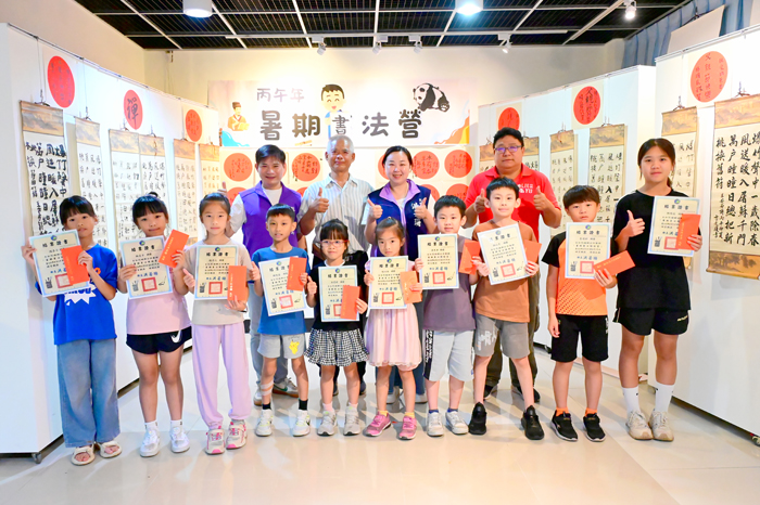 烈嶼鄉公所暑期書法體驗營結業，鄉長洪若珊頒發結業證書，鼓勵學員持續練習。（烈嶼鄉公所提供）