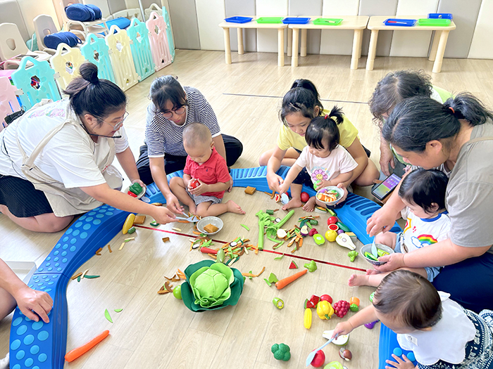 透過教具帶領親子認識傳統廚房。（高凡淳攝）