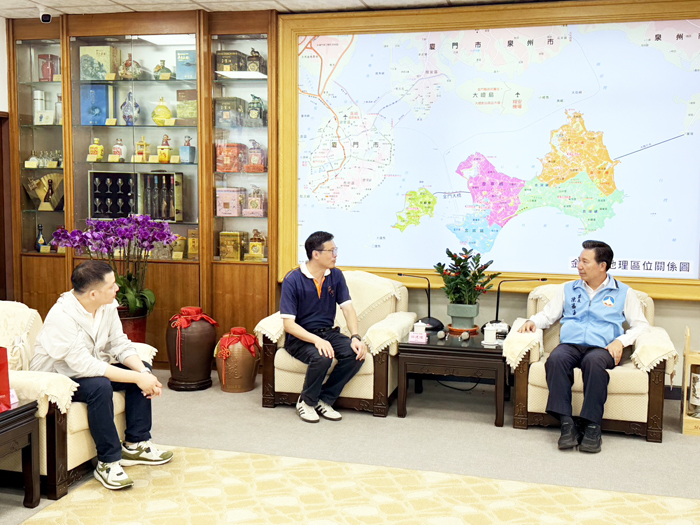 教育部人事處處長林建璋拜會縣長陳福海，雙方就離島教育發展、人才培育及教育人力等議題交換意見。（李映蓉攝）