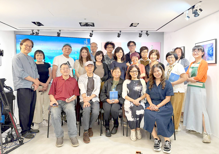翁翁（翁國鈞）於台北舉辦新書發表、插畫&影像展暨座談會。（長歌藝術傳播提供）