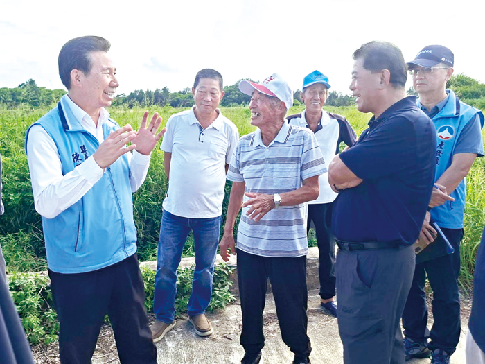 縣長陳福海率縣府團隊前往金湖鎮，實地勘查各里農水路及周邊設施現況。（李薇薇攝）