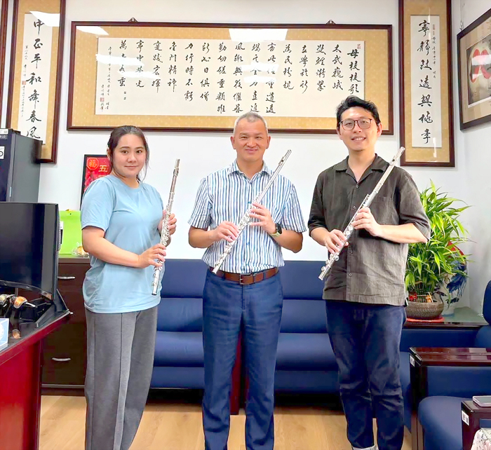 長笛進駐金寧中小學，校長宋文法（中）積極拓展多元學習。（擷自校方官網）