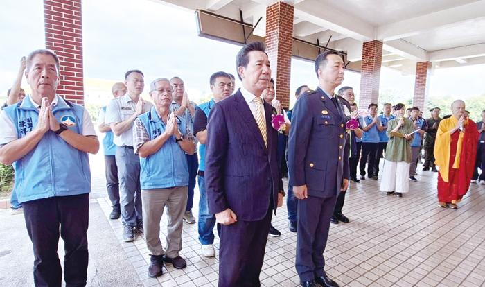 縣長陳福海、金防部副指揮官李其桓及縣府團隊、中央駐金單位與地方各界人士共同參與金門115年秋祭超薦法會詣榜壇行禮。（蔡麗玉攝）