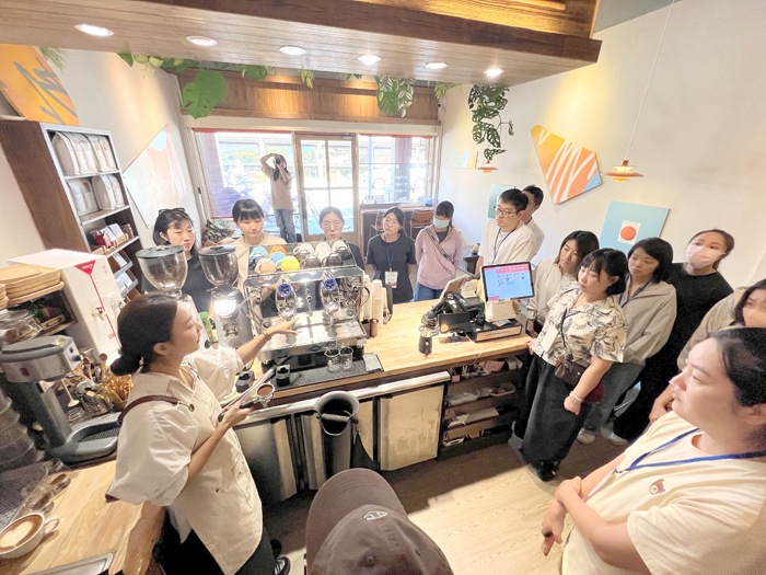 學員圍在一起學習拉花。（林秉志攝）