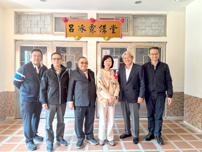 新加坡金門會館主席呂立岩（右二）與黃祖耀故主席長女黃瑋玲（右三）參訪呂冰霖講堂。（金大提供）