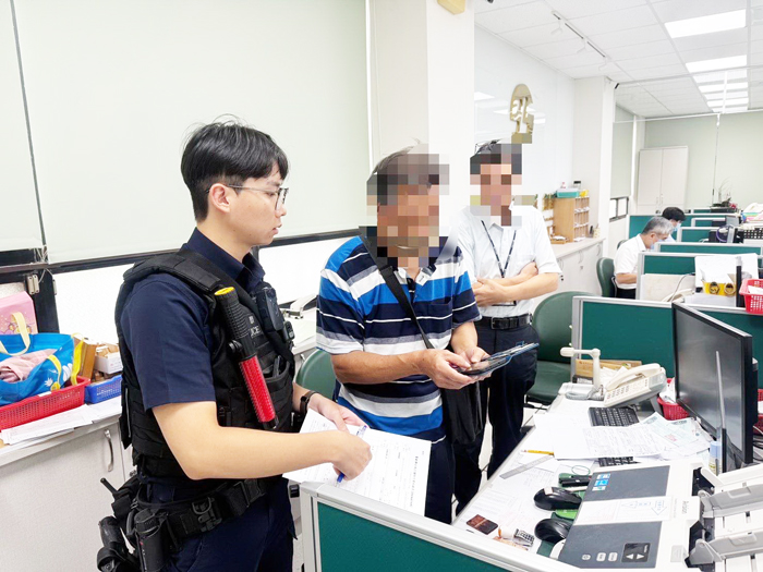 金城分局與銀行行員即時攔阻詐騙，守住儲戶積蓄。（金城分局提供）