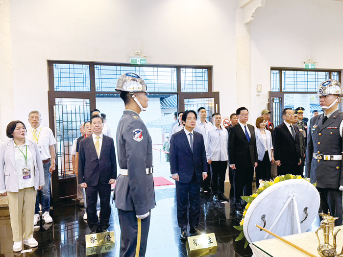 八二三戰役勝利68週年，國防部昨在金門太武山公墓舉行追思祭悼典禮，由總統賴清德擔任主祭，縣長陳福海、縣議會議長洪允典、立委陳玉珍等出席。（呂肇忠攝）
