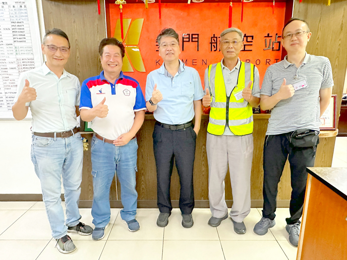 金大迎新生，學務長董燊（左二）率隊前往拜訪金門航空站等單位，請求協助新生報到事宜，獲全力支持。（金大提供）