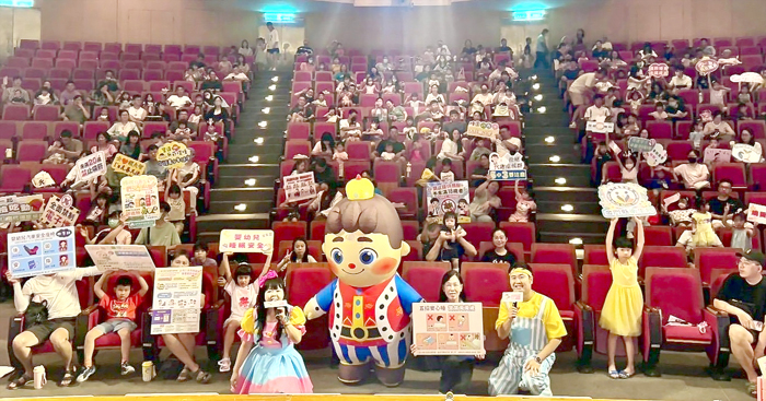 衛生局兒童事故傷害防制《國王穿新衣》歌舞劇活動，假社福館登場，吸引滿場親子共學同樂。
（衛生局提供）