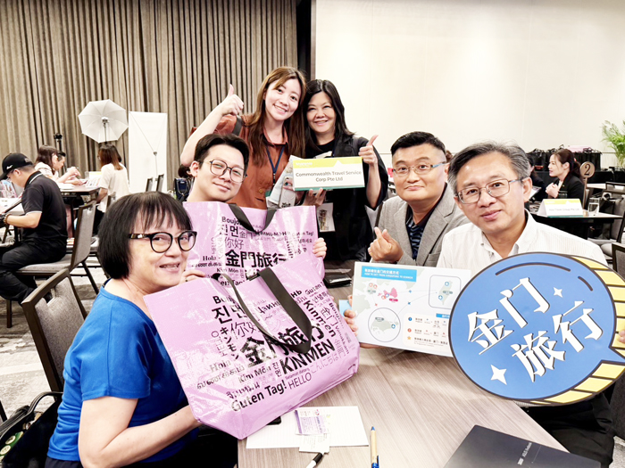 縣府在新加坡年度大型觀光盛事「NATAS Holidays」拓展金門觀光市場，觀光處長許績鑫親自在旅展現場做金門觀光推介。（縣府提供）
