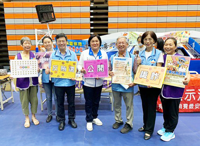 縣府政風處結合廉政志工在祖父母節活動中，設置廉政宣導攤位，宣導反貪倡廉、反賄選、反詐騙及揭弊者保護法等議題。（縣府提供）