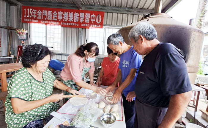 金寧鄉樂齡學習中心邀請講師許玉羨帶領社區樂齡長者親手製作蔥油餅。（蔡麗玉攝）