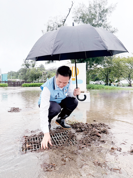 縣長陳福海率縣府團隊前往太湖及金湖國中路口會勘，實地了解連日降雨造成的積淹水及周邊排水情形。（李映蓉攝）