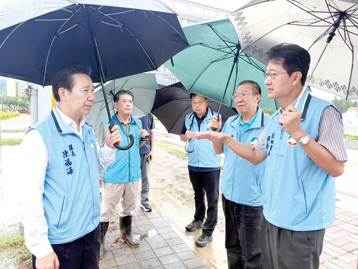 縣長陳福海率縣府團隊前往太湖及金湖國中路口會勘，實地了解連日降雨造成的積淹水及周邊排水情形。（李映蓉攝）
