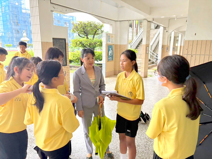 沙中校長蔡美意聆聽新生想法。（金沙國中提供）
