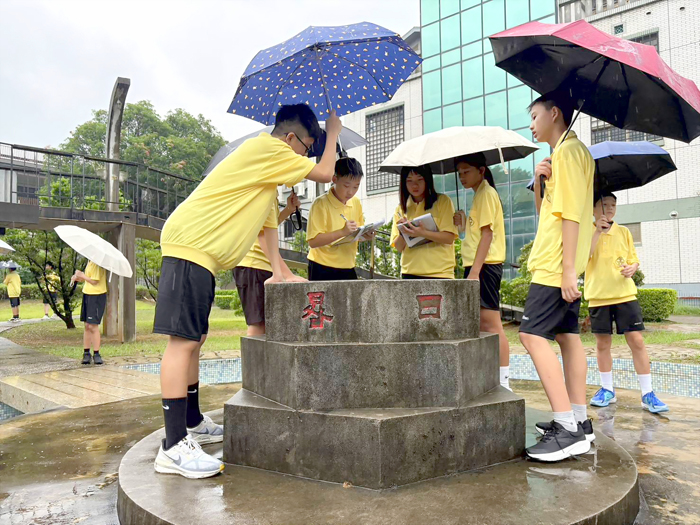 七年級新生團隊合作完成定向越野認識校園。（金沙國中提供）