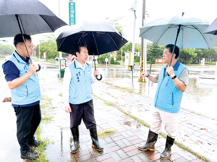 趕在颱風來臨前，縣長陳福海下鄉視察道路排水。（縣府提供）
