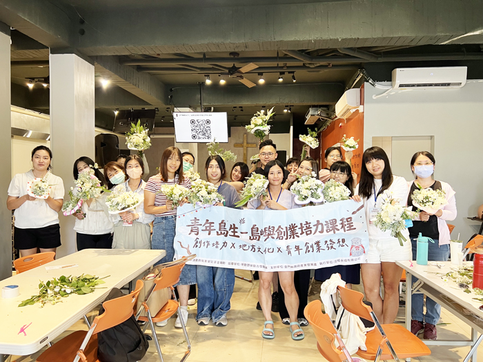 學員們手持花藝成品合影。（林秉志攝）