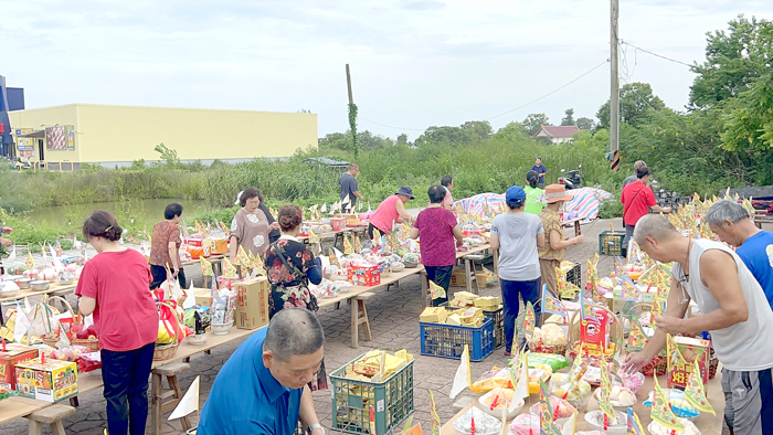中元祭典，民眾以供品祭拜。（東林靈忠廟管理委員會提供）