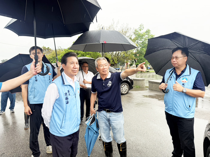 縣長陳福海率縣府團隊前往金沙水庫及金沙抽水站視察。（李映蓉攝）