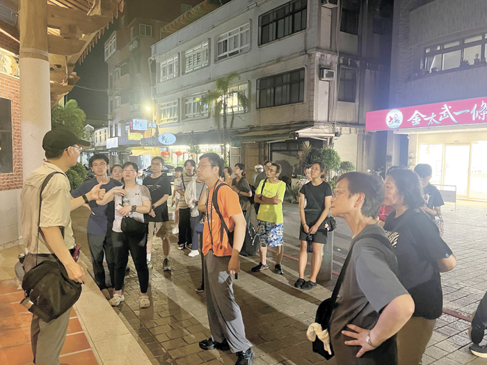 夜訪浯江書院，遊客們仔細聆聽金門深厚的文教歷史。（林秉志攝）