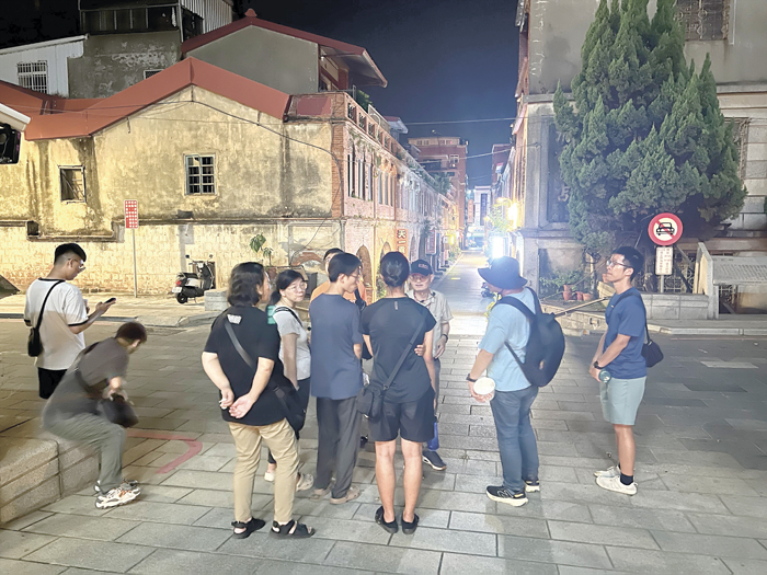 隊伍夜遊來到模範街，感受南洋殖民地風格的特色街景。（林秉志攝）