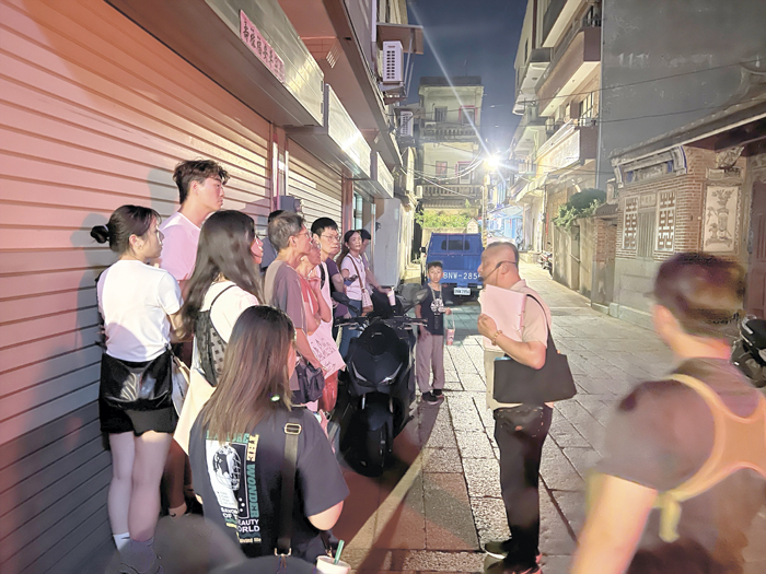漫步巷弄在將軍第前，講述清代總兵盧成金的生平故事。（林秉志攝）