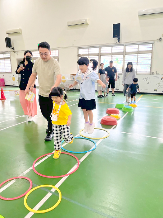 幼兒透過闖關、律動等活動，提前熟悉未來學習與生活的環境。
（金鼎國小提供）