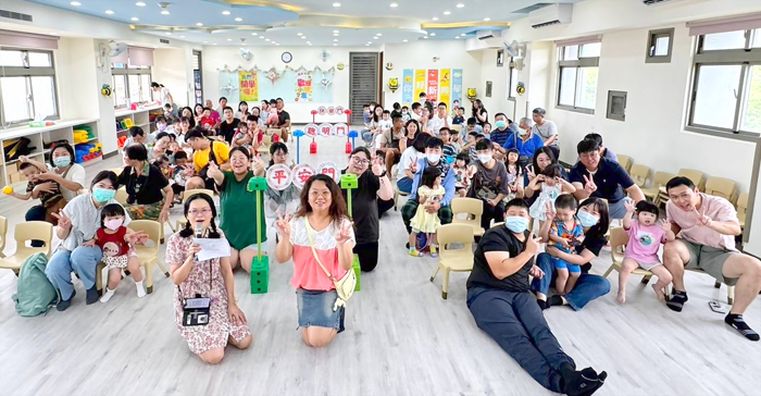 大手牽小手迎新樂。（古城國小附設幼兒園提供）