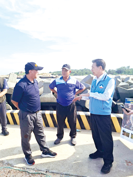縣長陳福海率縣府團隊現勘金湖鎮內道路建置建議路段，實地了解地方通行需求及沿線現況。（李薇薇攝）