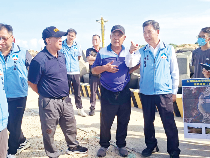縣長陳福海率縣府團隊現勘金湖鎮內道路建置建議路段，實地了解地方通行需求及沿線現況。（李薇薇攝）
